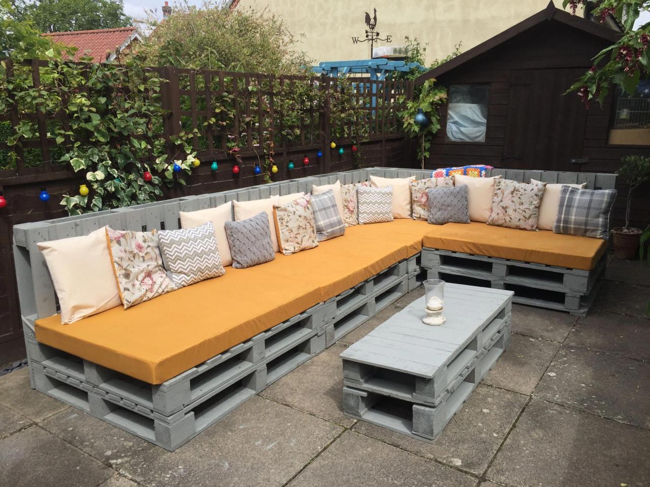 Outdoor pallet furniture