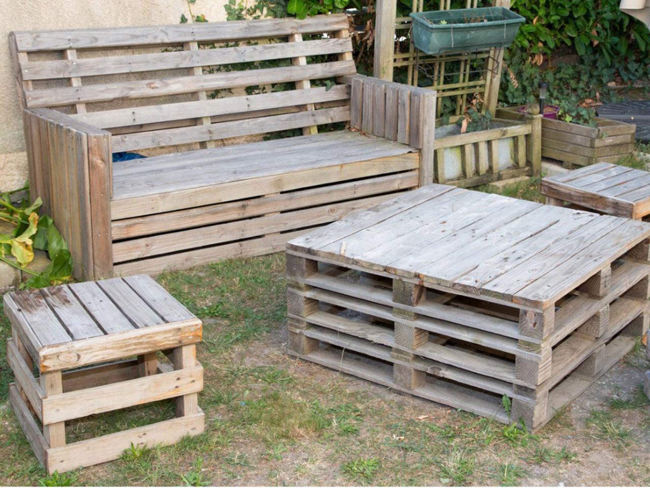 Outdoor pallet furniture